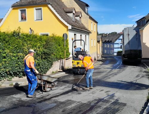 Sanierung der Angerpointstraße in Windischeschenbach: Kurzfristige Ausbesserungsmaßnahmen für bessere Befahrbarkeit