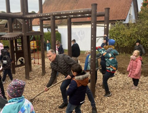 Kinderspielplatz in der Schillerstraße nimmt Gestalt an – Kinder packen selbst mit an